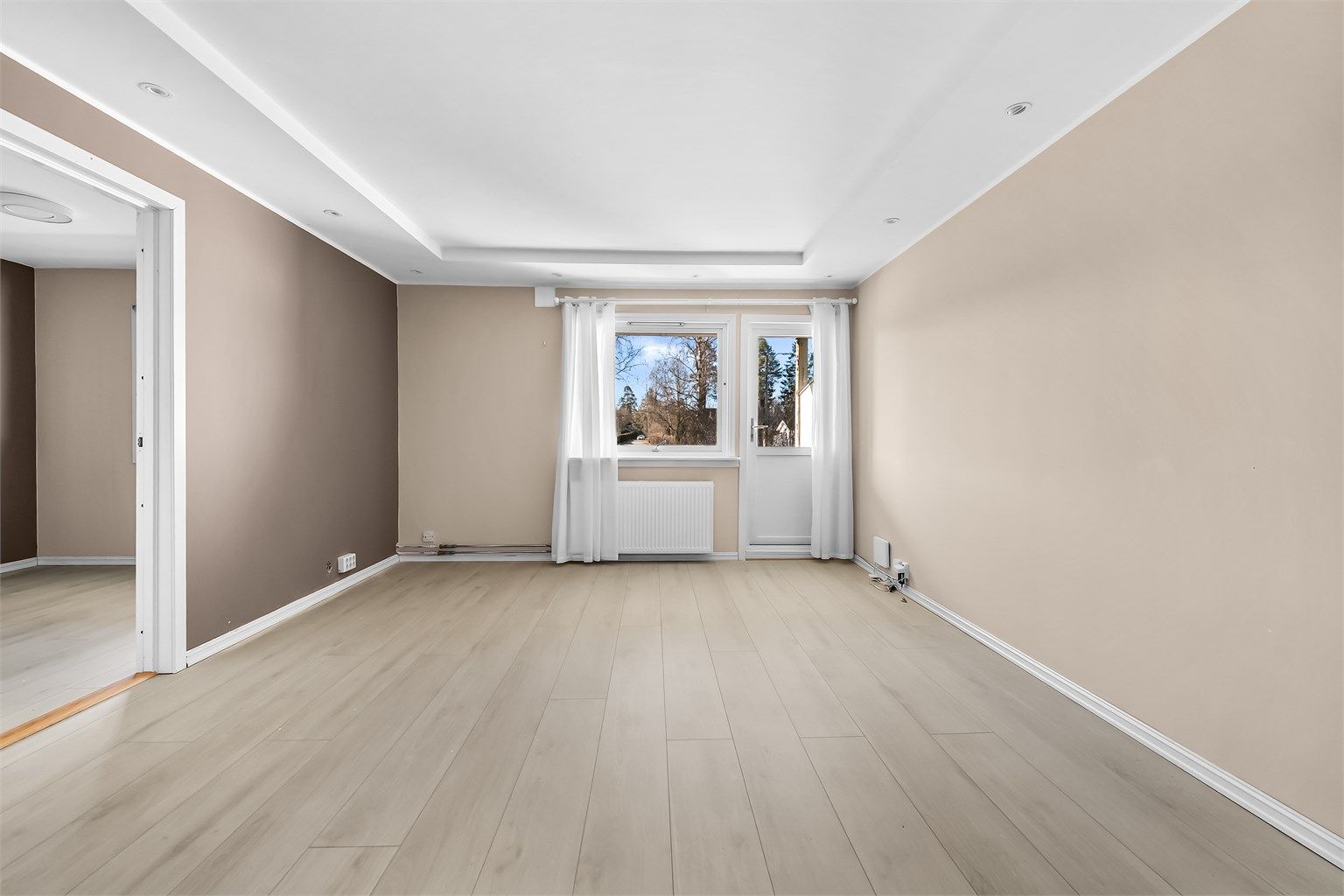 Det er god plass til sittegruppe, og på kortvegg kan man ha TV og benk etter ønske. 