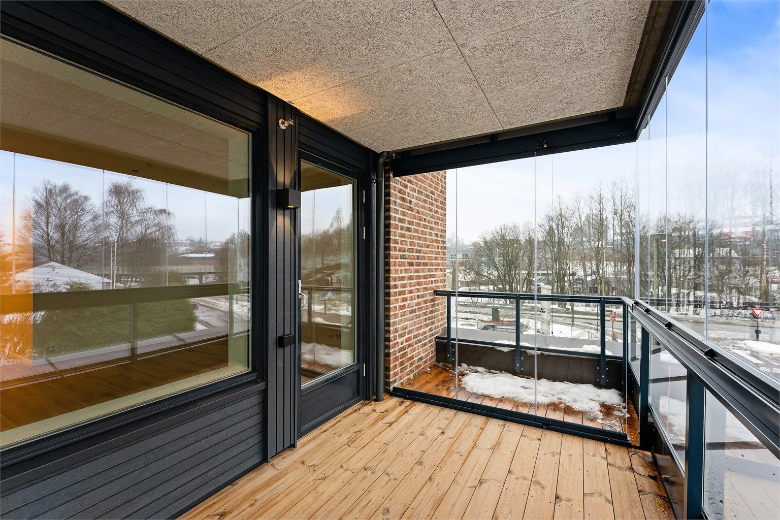 Ved stuen har du en hyggelig innglasset balkong