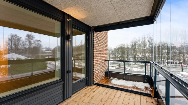 Ved stuen har du en hyggelig innglasset balkong
