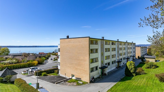 Parkmessige og velstelte grøntarealer omgir alle blokkene langs Refsnesalleen.
