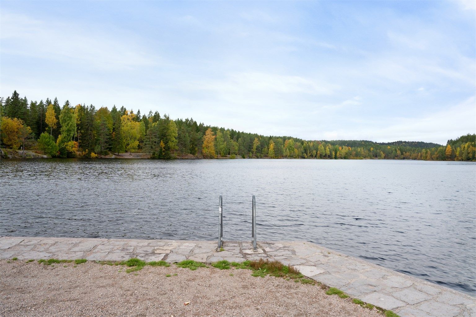 Badevann og friområder i Lillomarka ligger bare en kort tur unna. Om sommeren kan du ta et morgenbad eller en joggetur, og om vinteren venter oppkjørte lysløyper rett ovenfor bebyggelsen.