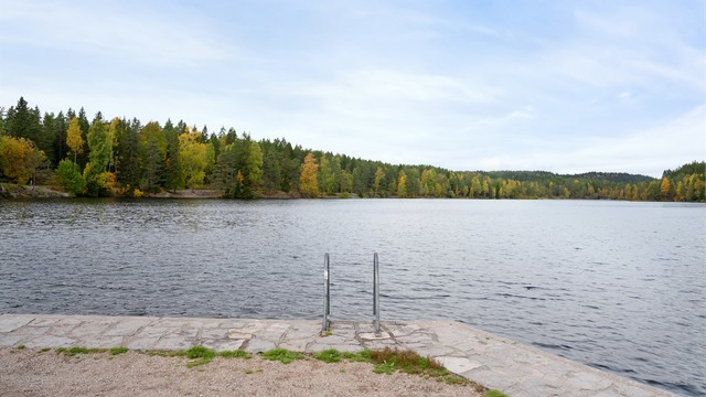Badevann og friområder i Lillomarka ligger bare en kort tur unna. Om sommeren kan du ta et morgenbad eller en joggetur, og om vinteren venter oppkjørte lysløyper rett ovenfor bebyggelsen.