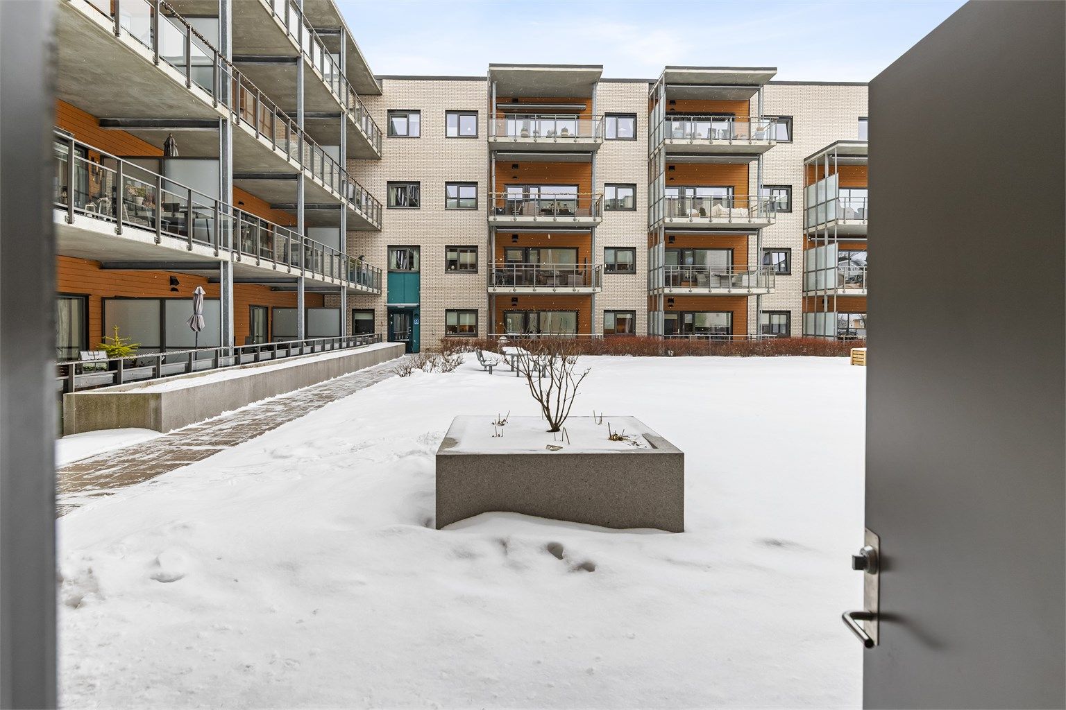 Inngang fra svalegang og lukket atrium kun for beboere
