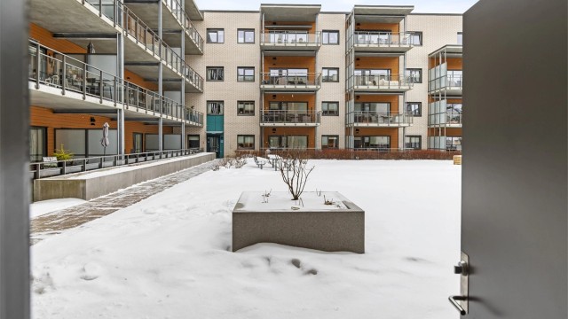 Inngang fra svalegang og lukket atrium kun for beboere