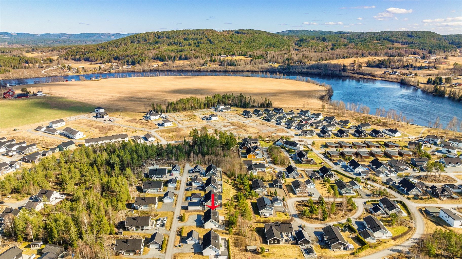 Med umiddelbar nærhet til Glomma ligger alt til rette for rekreasjon, med turstier, badeplasser og mulighet for båtplass i nærheten.