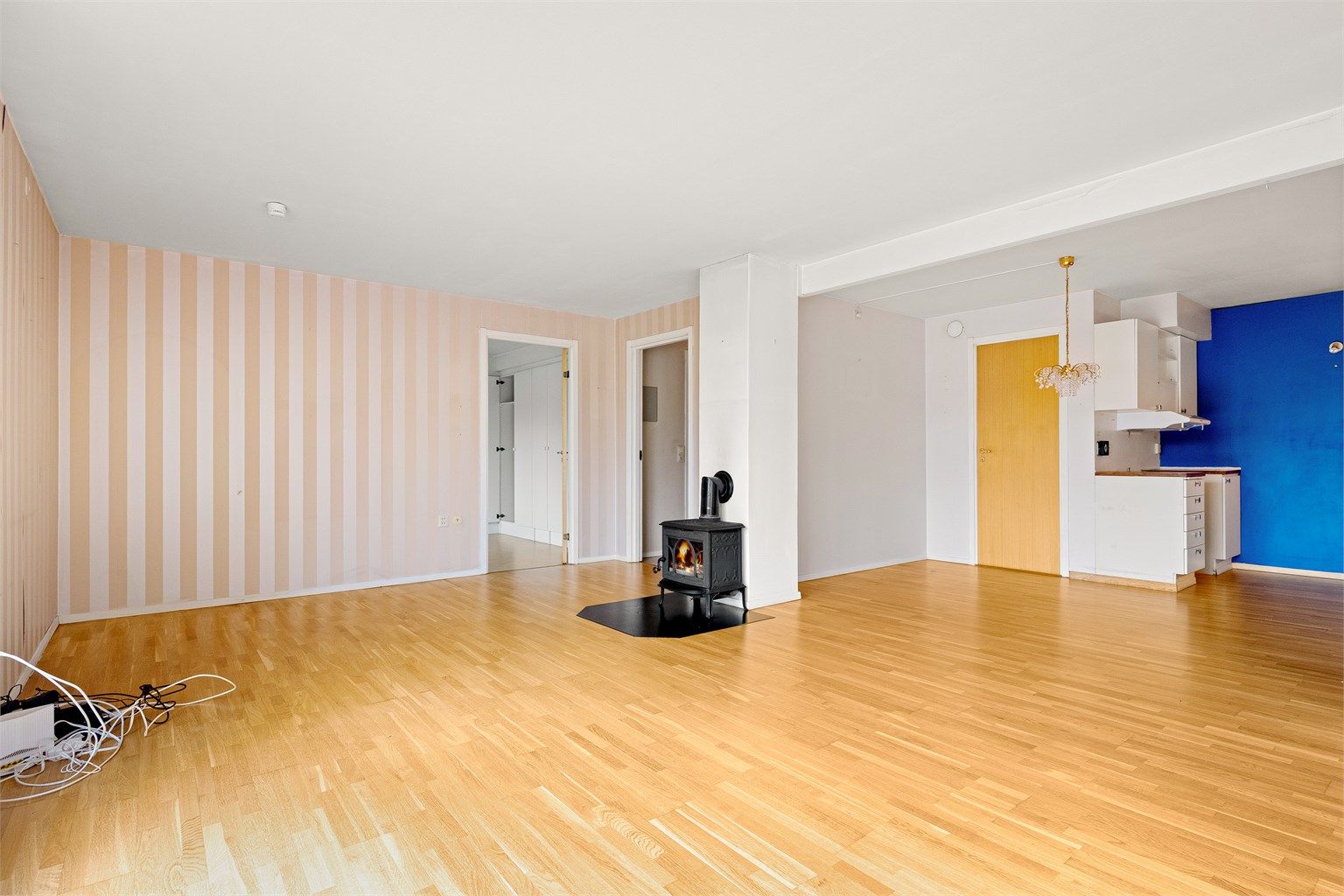 Stuen har god plass til både sofagruppe og spisebord.