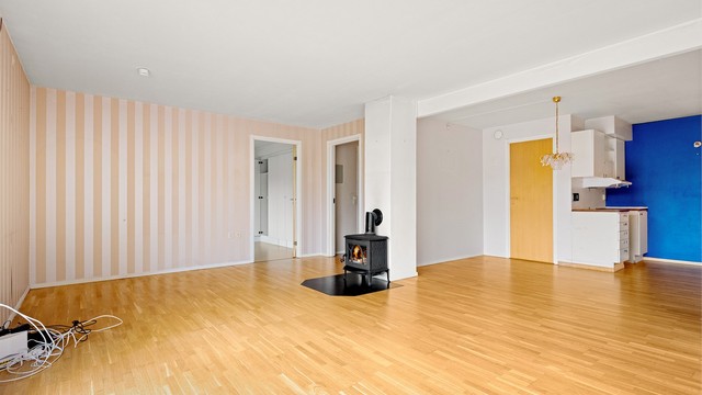 Stuen har god plass til både sofagruppe og spisebord.