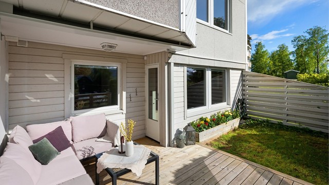 Terrassedøren ble sist skiftet ut i 2020. En hyggelig uteplass bestående av terrasse og hageflekk
