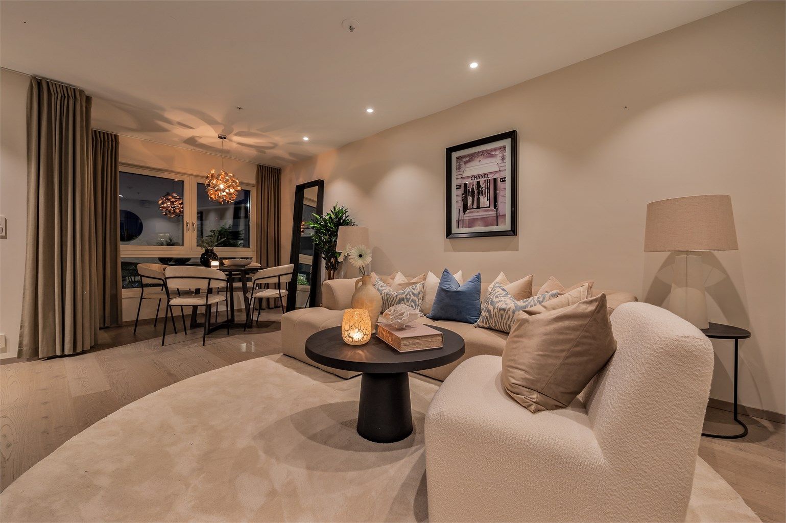 Stue mot spisestue - kveldstid. 