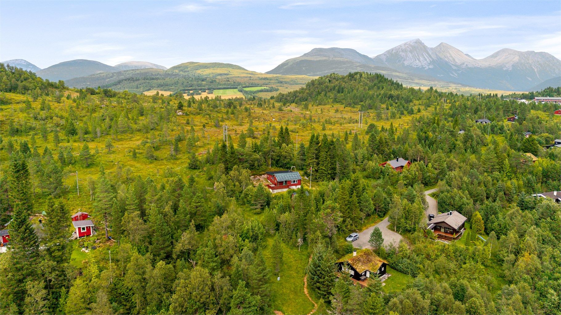 Beliggenheten er praktisk med kun ca. 8 km til Sjøholt sentrum og ca. 12 km til Vestnes