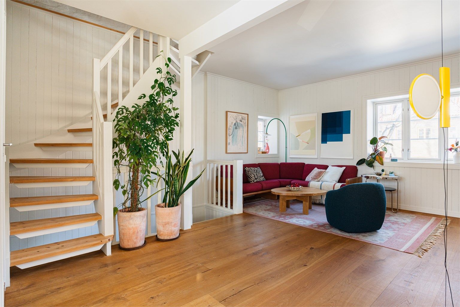 Den originale trappen fører videre opp til loftsetasjen.