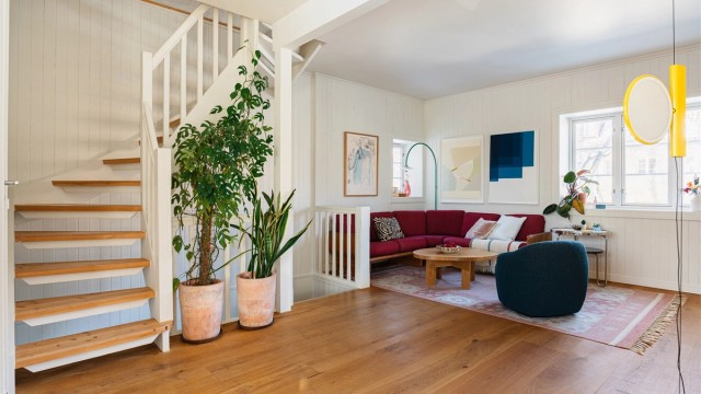 Den originale trappen fører videre opp til loftsetasjen.