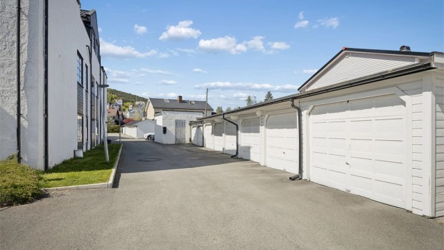 Leiligheten disponerer en parkeringsplass på 14 kvm i felles garasjerekke.