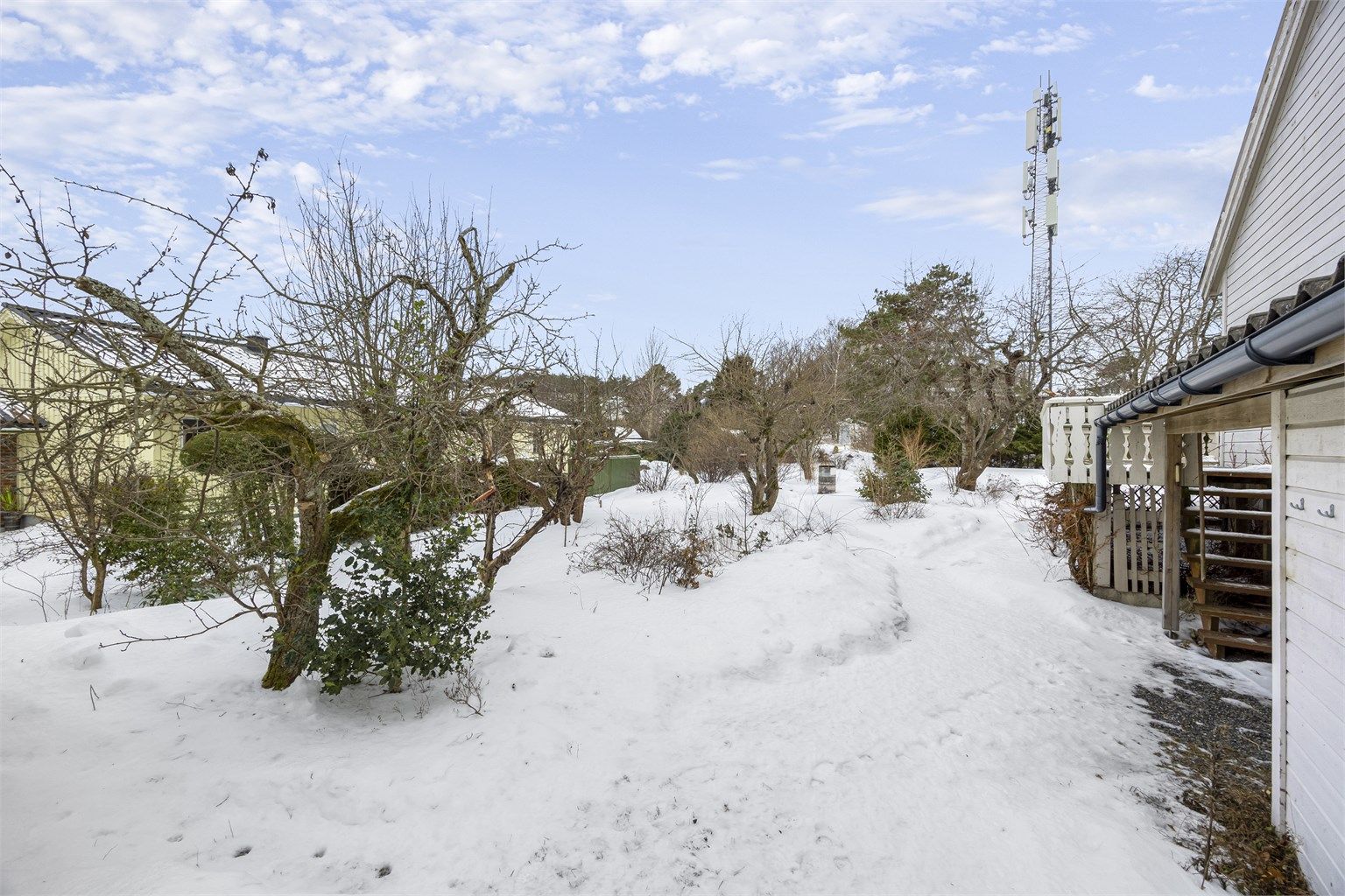 Den store hagen er tilnærmet flat og gir gode muligheter for uteaktiviteter og beplantning.