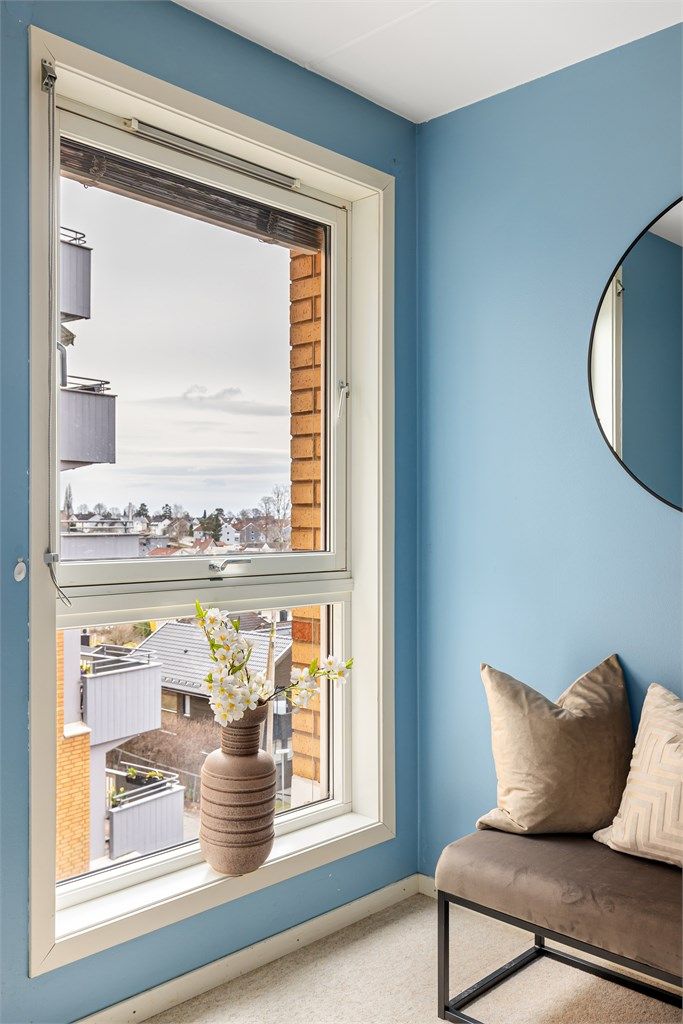 De store vindusflatene gir godt med naturlig lys til soverommet