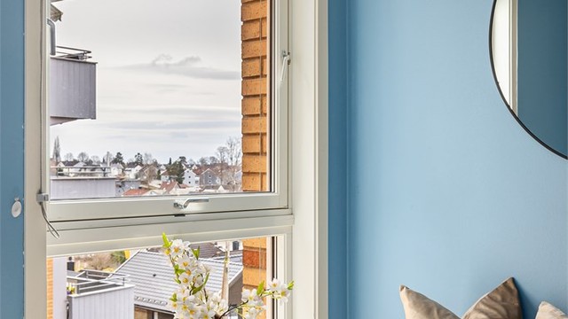 De store vindusflatene gir godt med naturlig lys til soverommet