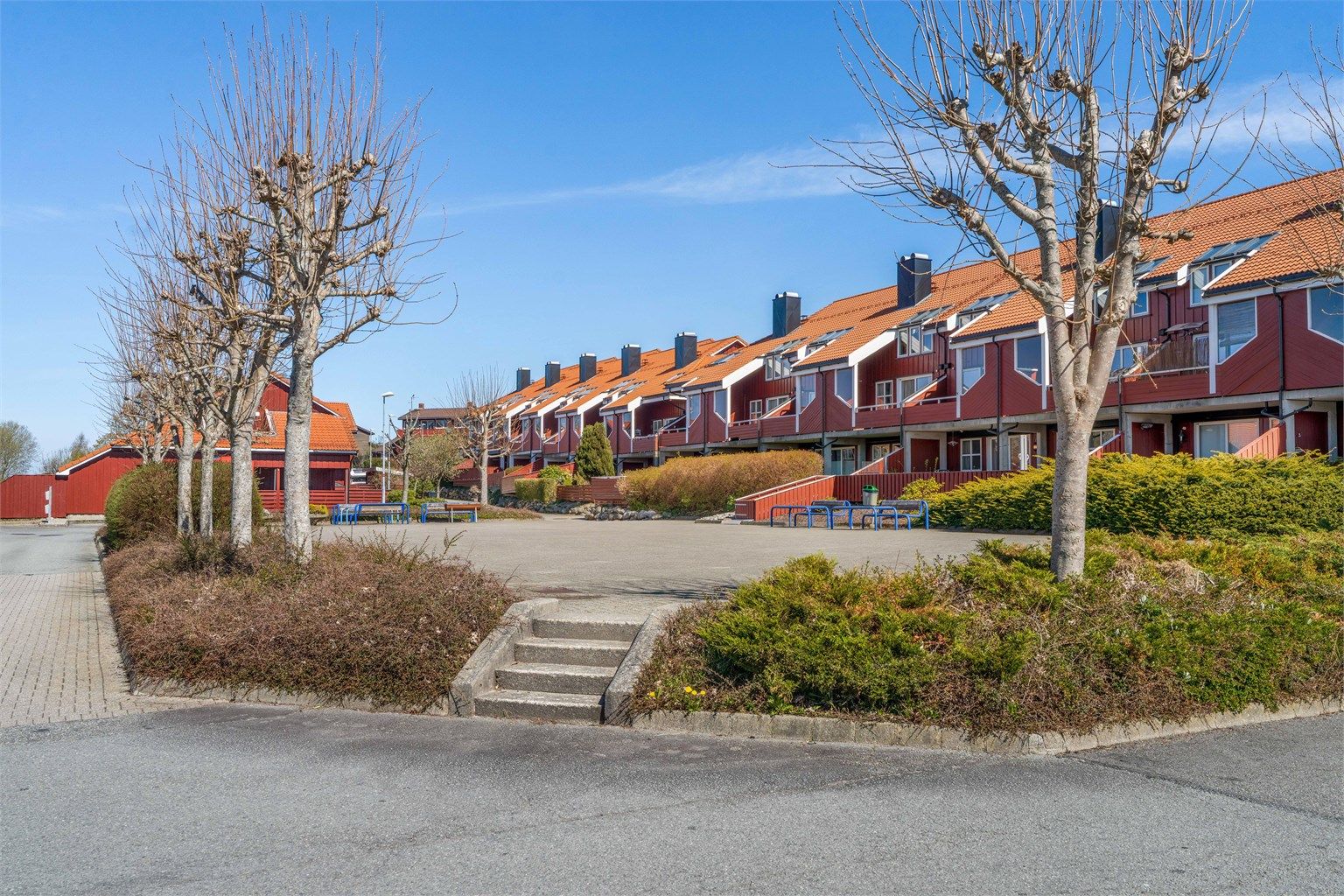 Fra boligen er det kort og trygg gangavstand til både barnehager og skoler, som Vardenes skole og Dusavik barnehage.