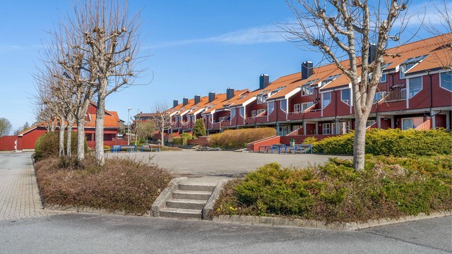 Fra boligen er det kort og trygg gangavstand til både barnehager og skoler, som Vardenes skole og Dusavik barnehage.