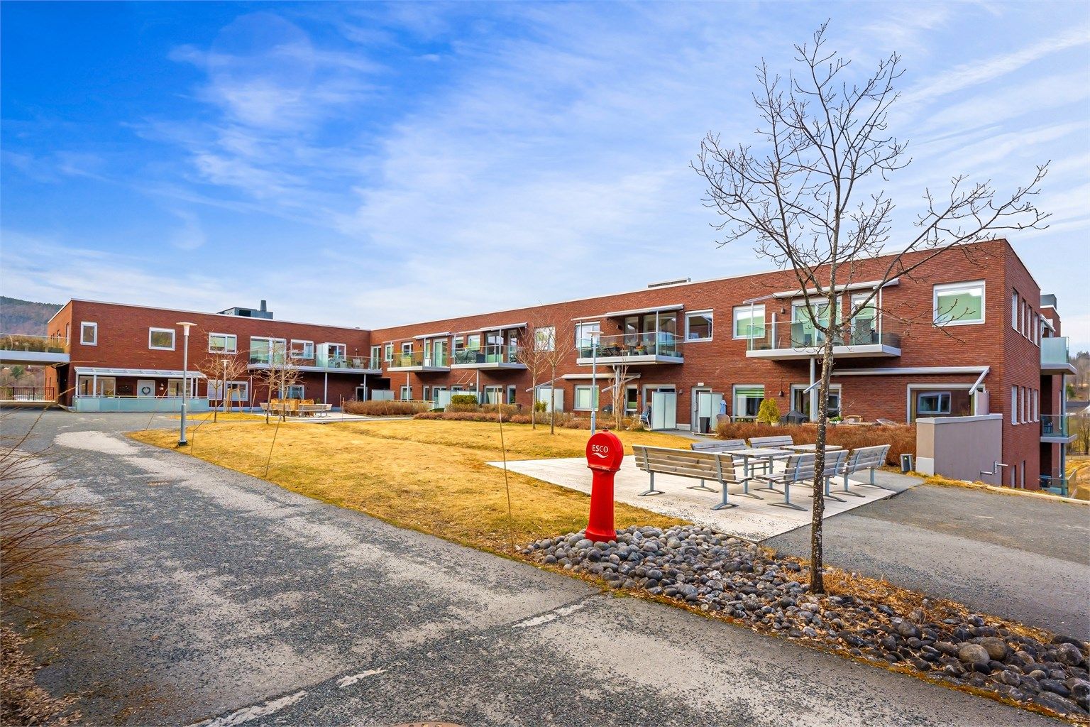 Grorudhaugen 3A er beliggende i et veletablert og meget attraktivt boligområde på solsiden av Bærums Verk