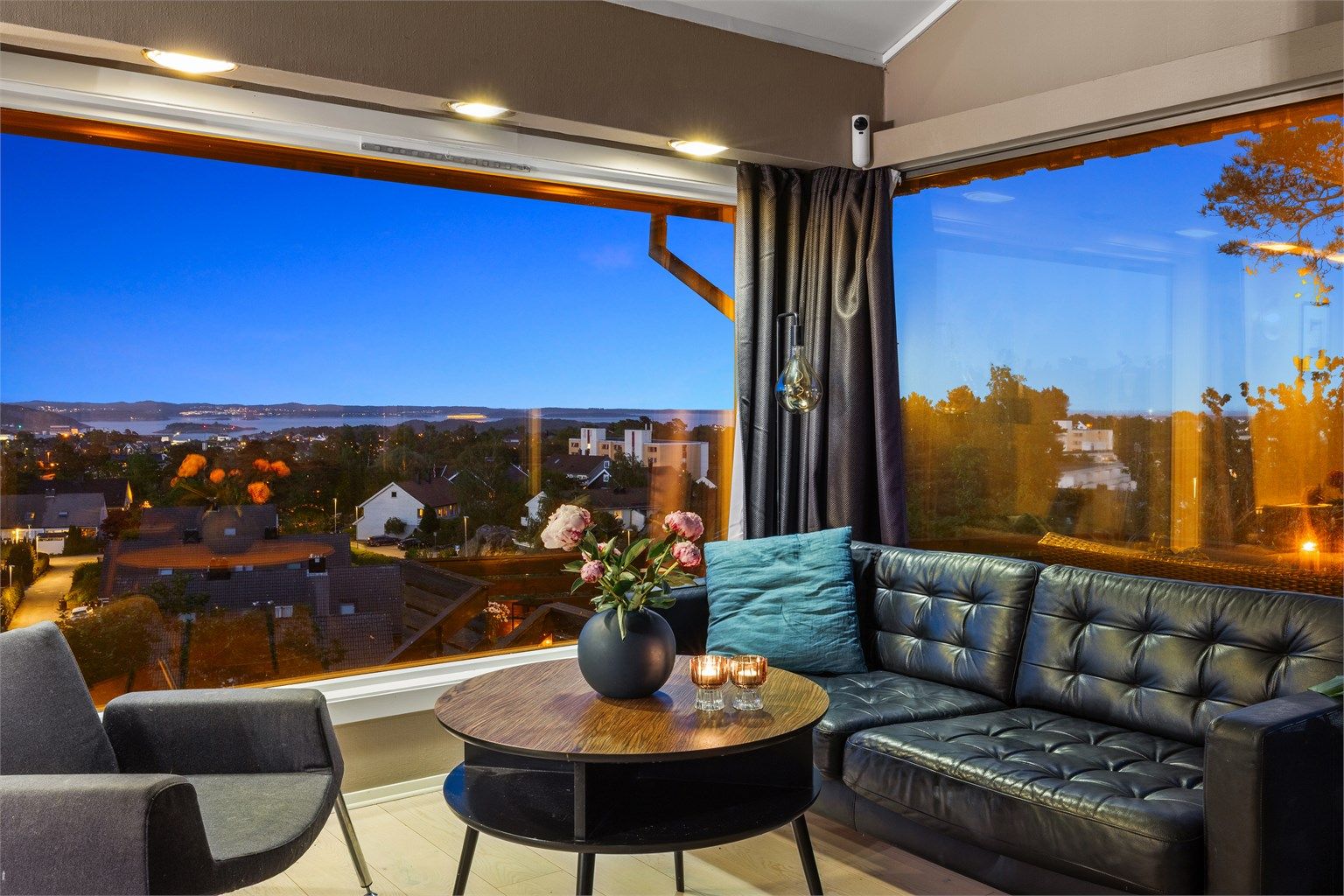 Velkommen til Hyllebakken 8 - En innholdsrik og sjarmerende enebolig med imponerende beliggenhet og fantastisk utsikt over byen 