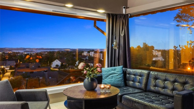 Velkommen til Hyllebakken 8 - En innholdsrik og sjarmerende enebolig med imponerende beliggenhet og fantastisk utsikt over byen