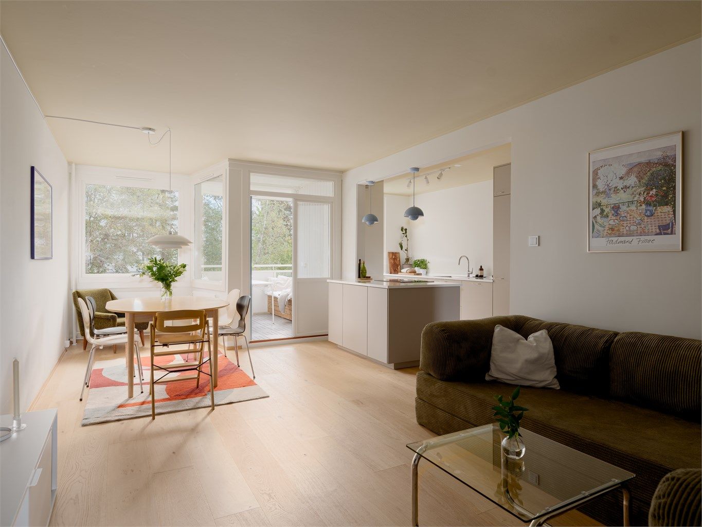 Fra denne vinkelen ser du enda tydeligere hvilken genistrek det var å fjerne veggen mellom stue og kjøkken. Nå flyter lyset fritt, og hele sonen bader i deilig, naturlig dagslys!