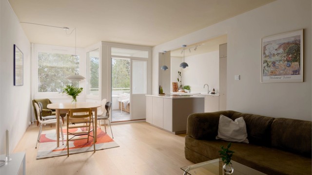 Fra denne vinkelen ser du enda tydeligere hvilken genistrek det var å fjerne veggen mellom stue og kjøkken. Nå flyter lyset fritt, og hele sonen bader i deilig, naturlig dagslys!