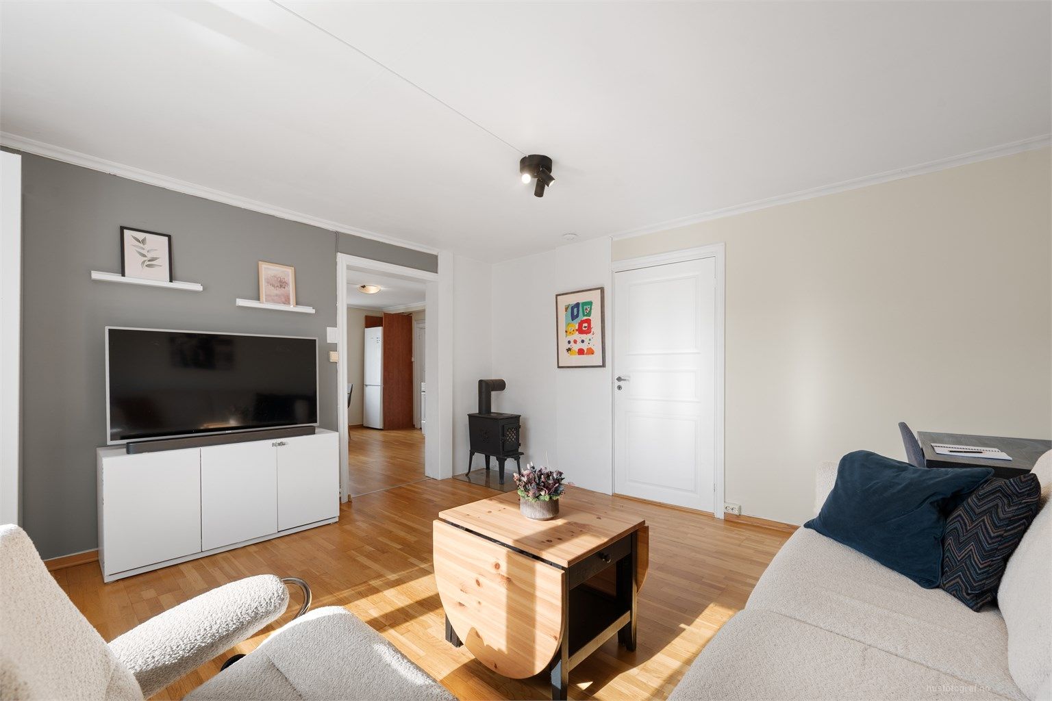 Stue med sofaområde og spiseplass