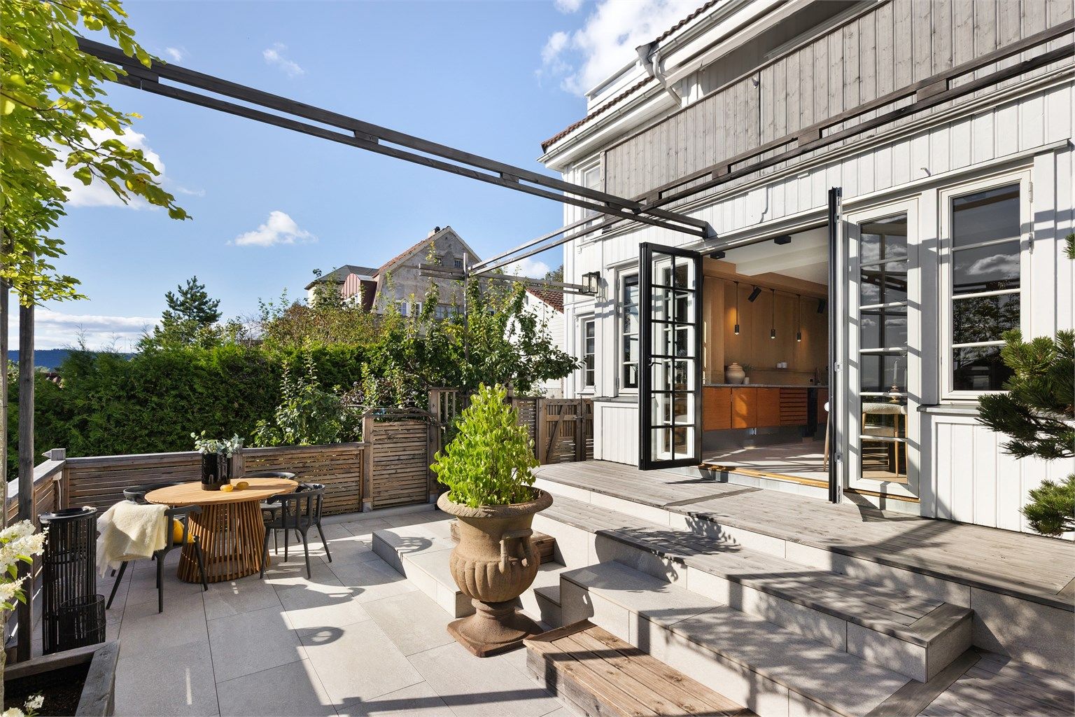 Stor terrasse med flere soner