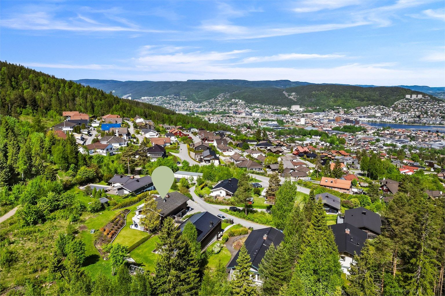 Kort vei ned til Drammen sentrum med alle servicetilbud, kun 9 minutter med bil.