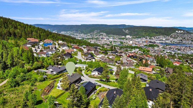 Kort vei ned til Drammen sentrum med alle servicetilbud, kun 9 minutter med bil.