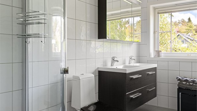Hovedbadet i andre etasje har flislagt gulv med elektriske varmekabler.