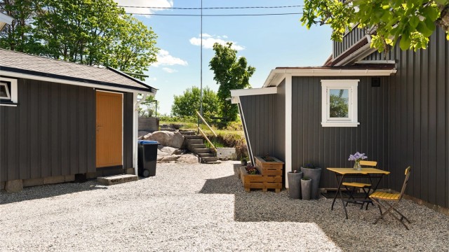 Inngangspartiet er solfylt første del av dagen sommerstid.