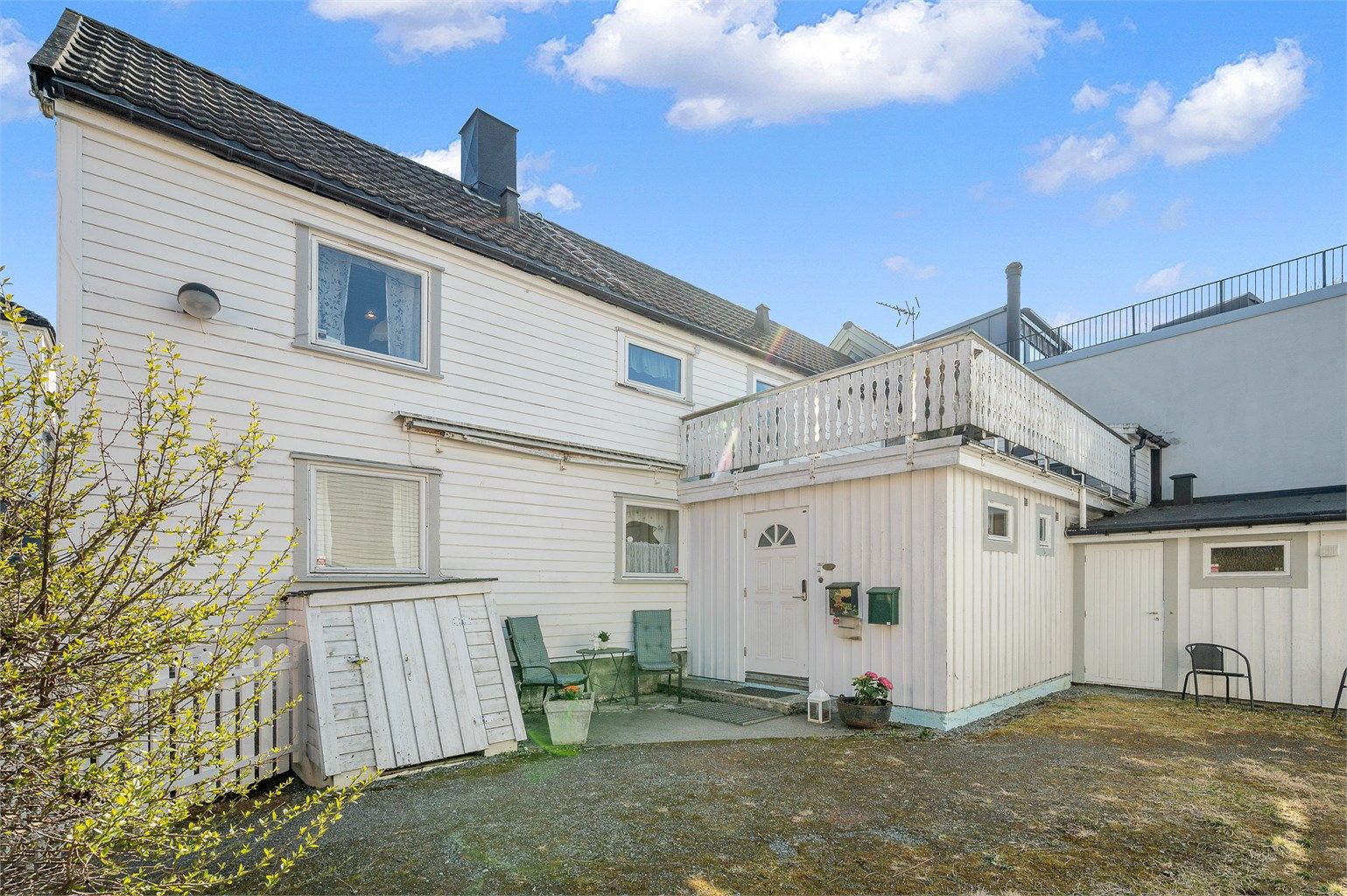 Eiendommen ligger svært sentralt i et ettertraktet boligområde på Møllenberg, med direkte nærhet til alt Solsiden og Midtbyen har å by på.