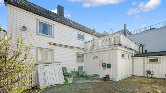 Eiendommen ligger svært sentralt i et ettertraktet boligområde på Møllenberg, med direkte nærhet til alt Solsiden og Midtbyen har å by på.