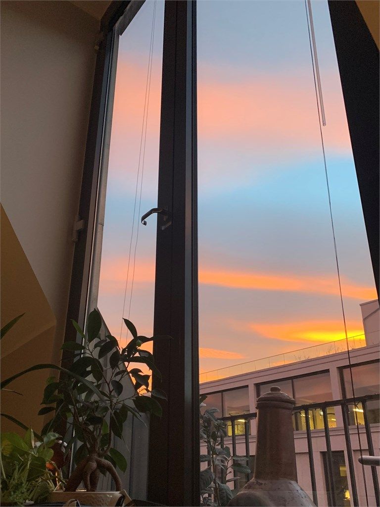Selgers eget bilde av solnedgang i stue