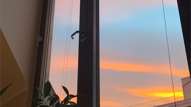 Selgers eget bilde av solnedgang i stue