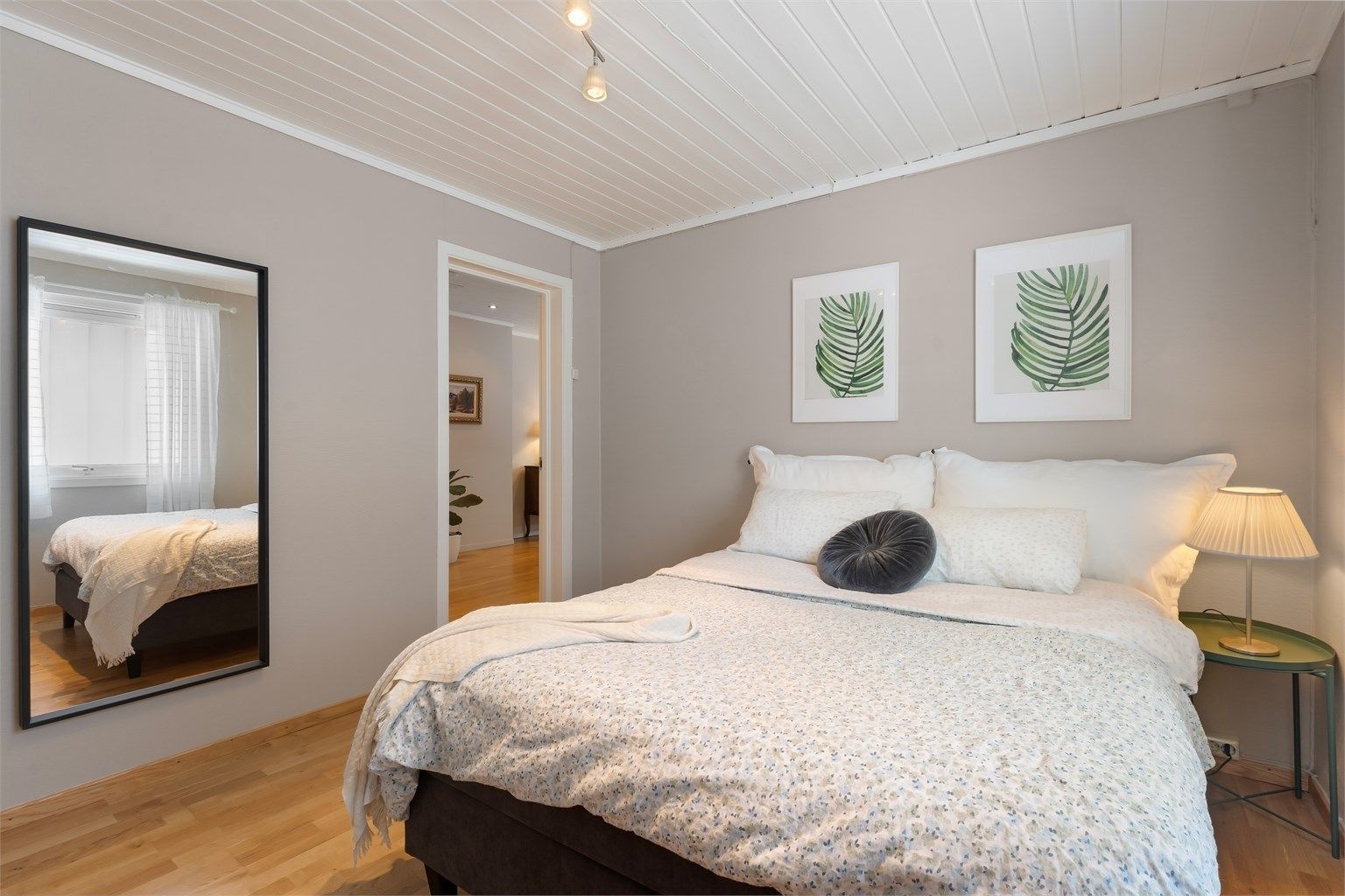 Det andre soverommet i etasjen egner seg godt som barnerom eller gjesterom.