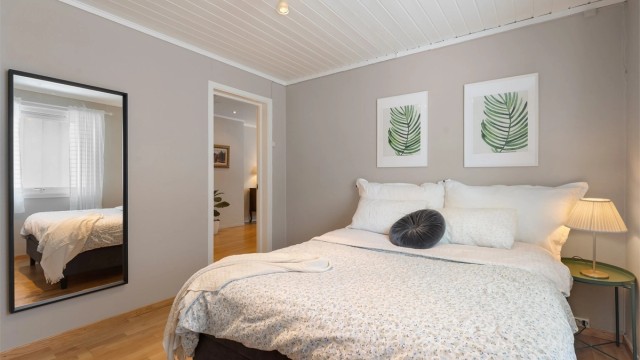 Det andre soverommet i etasjen egner seg godt som barnerom eller gjesterom.