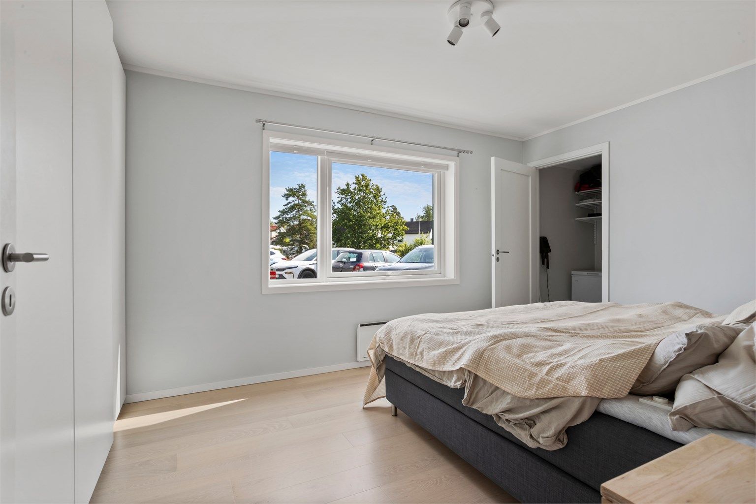Soverom med plass til dobbeltseng og garderobeløsning.