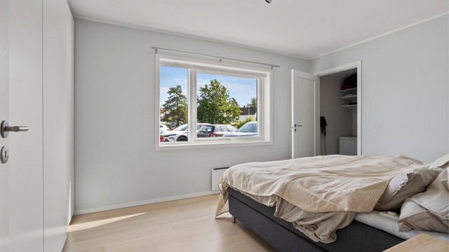 Soverom med plass til dobbeltseng og garderobeløsning.