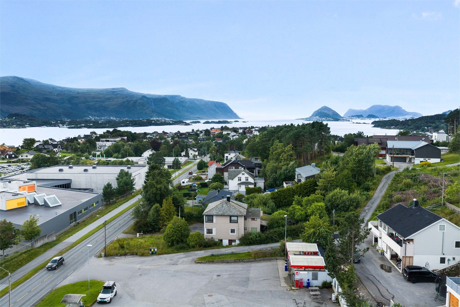Dronebilde av nærområdet tatt fra øst mot vest
Foto: Geir Srisoi