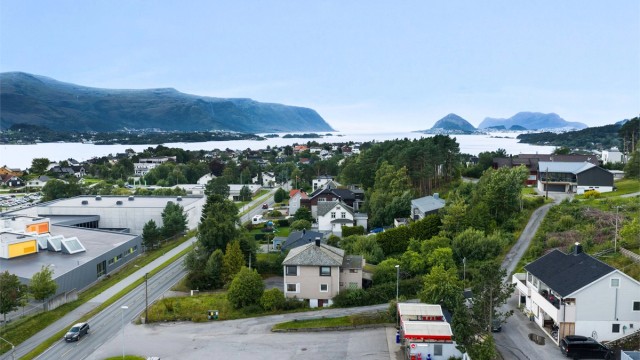 Dronebilde av nærområdet tatt fra øst mot vest
Foto: Geir Srisoi