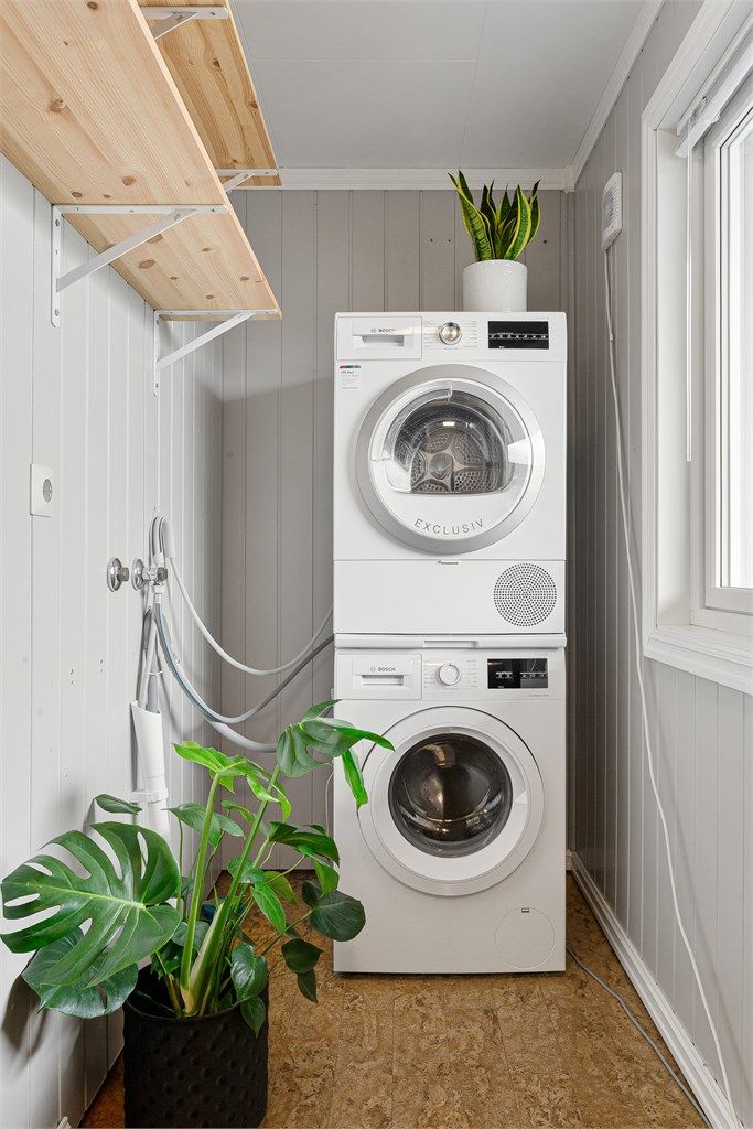 Vaskerom med belegg på gulv og veggflater med panelplater. Opplegg for vaskemaskin. Avtrekksvifte plassert på yttervegg.