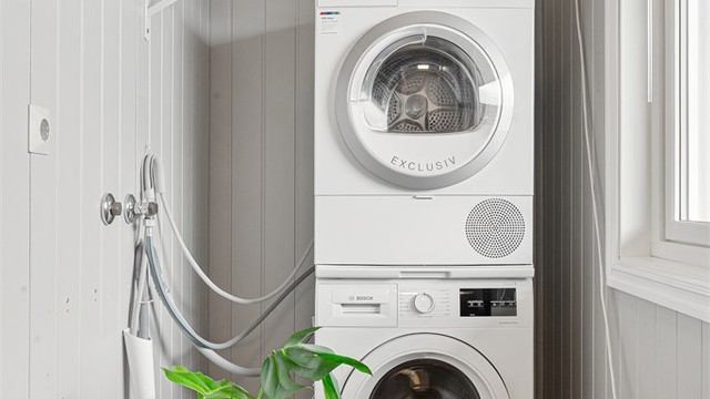 Vaskerom med belegg på gulv og veggflater med panelplater. Opplegg for vaskemaskin. Avtrekksvifte plassert på yttervegg.