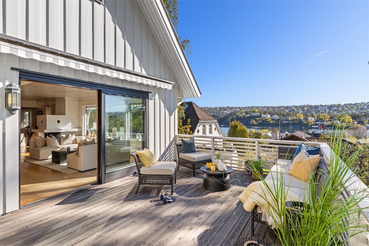 Utgang fra stuen/spisestuen til terrasse på 26 kvm med utsikt
