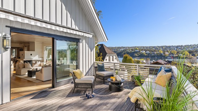 Utgang fra stuen/spisestuen til terrasse på 26 kvm med utsikt