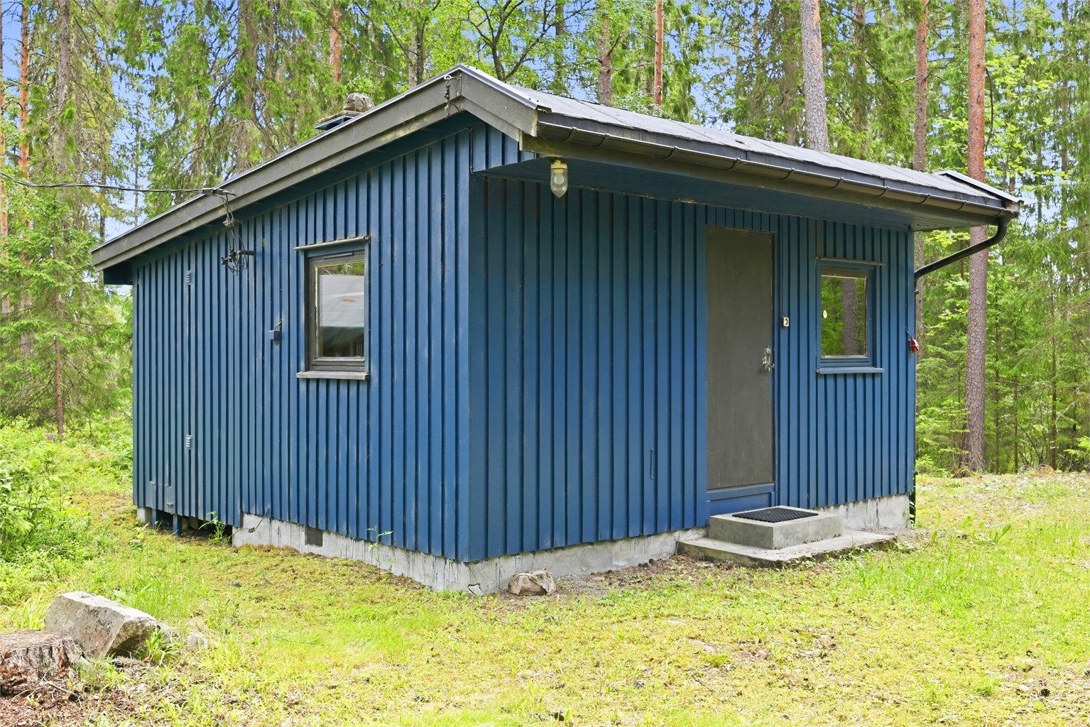 Hytta har innlagt strøm og har utekontakt på veggen