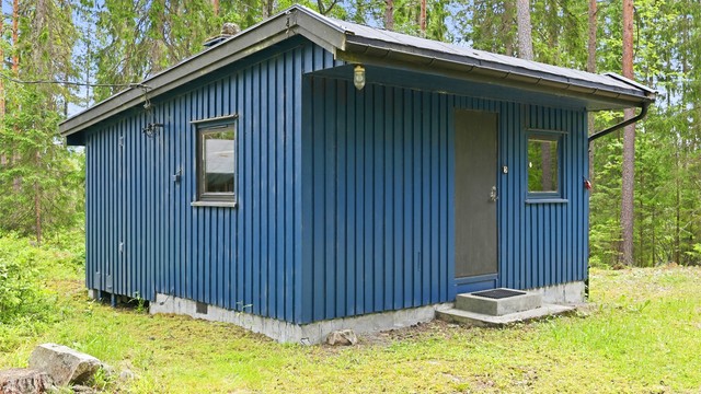 Hytta har innlagt strøm og har utekontakt på veggen