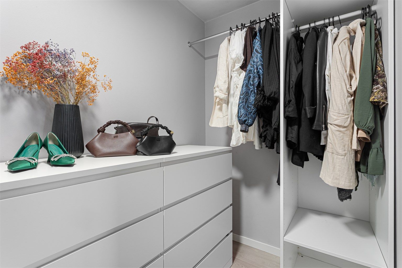 Rommet har rikelig med plass til oppbevaring av klær og sko. 